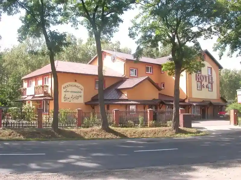 La-Musica қонақ үйі көшеден көрініс